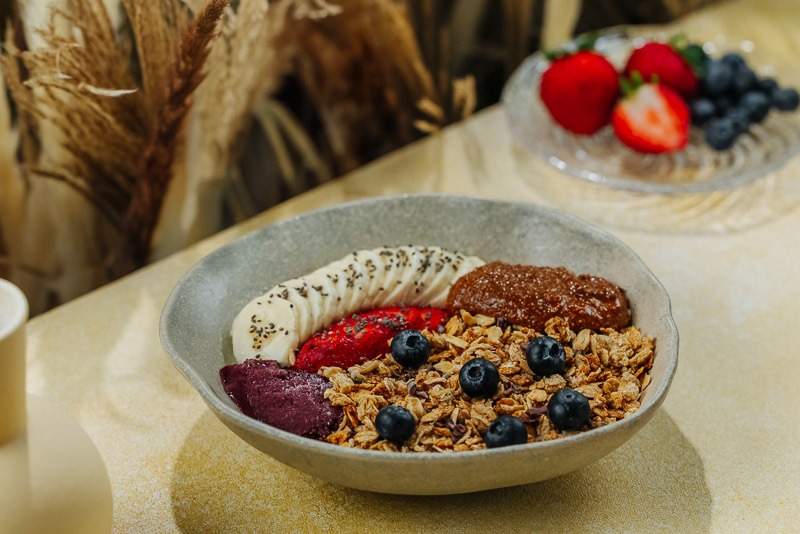 Acai bowl at BohoX Dubai topped with fresh banana, blueberries, granola, and chocolate spread